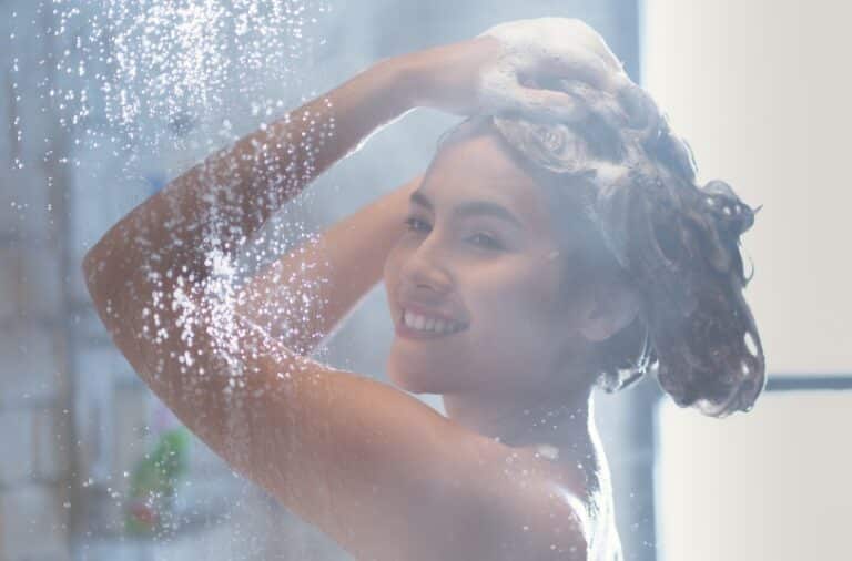 femme lavage de cheveux