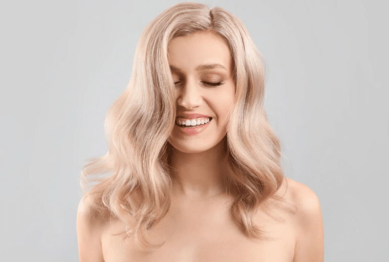 cheveux blonds qui foncent